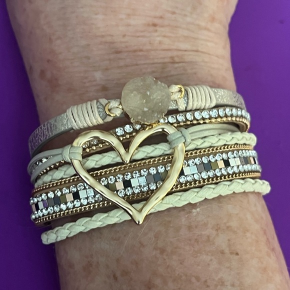 🆕Elegant Gold and White Heart Bracelet. NWT. - Picture 1 of 13